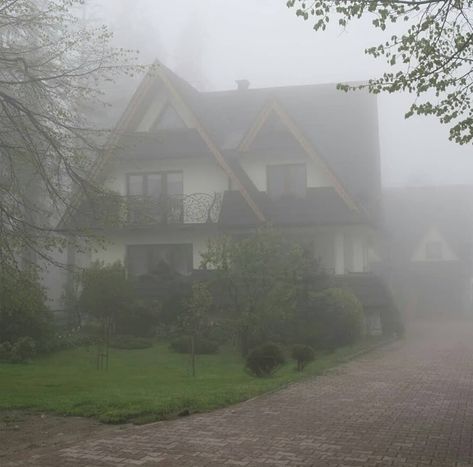 Types Of Aesthetics, Foggy Weather, Foggy Forest, Dark Cottagecore, Cloudy Day, Night Aesthetic, Pretty House, Nature Aesthetic, Pretty Places