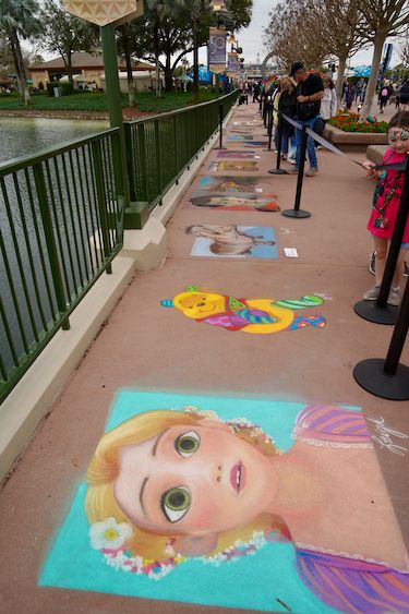 Sidewalk Chalk Art Competition, Character Chalk Art, Chalk Art Disney, Chalk Driveway, Cool Sidewalk Chalk Art, Disney Chalk Art, Chalk Art Quotes, Driveway Chalk, Chalk Artwork