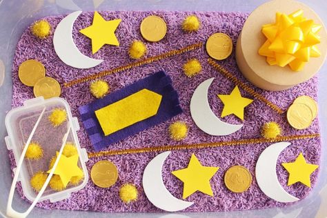 <a href="http://www.helloholydays.com/project/ramadan-sensory-box/" target="_blank">Ramadan Sensory Box</a> Eid Activities, Muslim Holidays, Ramadan Kids, Eyfs Activities, Ramadan Activities, Sensory Boxes, Ramadan Crafts, Easy Activities, Ramadan Decorations