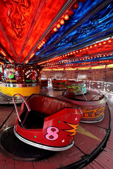 "The Coronation Waltzer" at Links Market, Europe's longest street fair and the oldest in Scotland. It takes place annually along the town's seafront in Kirkcaldy, Fife. Established in 1304, the six-day event attracts between 200,000 and 300,000 visitors to the town. Festivals Illustration, Brighton Architecture, State Fairs, Carnival Lights, Fair Rides, Amusement Rides, Amusement Park Rides, Carnival Rides, Roller Coasters