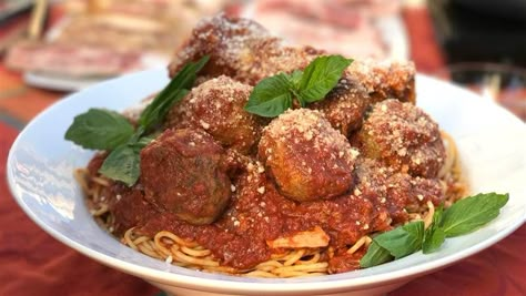 Tony Danza's Sunday Sauce with Meatballs and RibsTODAY, November 18th 2016. Old Italian Recipes, Italian Gravy, Pasta Meatballs, Sunday Gravy, Today Show Recipes, Beef Food Recipes, Pasta Food Recipes, Tony Danza, Italian Meals