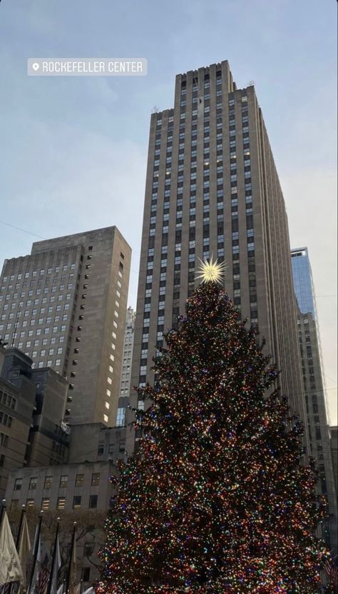 New York Christmas Instagram Story, Nyc Instagram Story, Christmas In Nyc Aesthetic, Hair Trend 2023, Stephen Salvatore, Manhattan Upper East Side, Costume Couples, Holidays In New York, Manhattan City