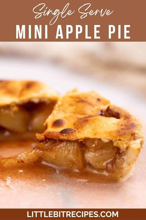 Single Serve Apple Pie, Small Apple Pies, Cookies Recipes Homemade, Mini Apple Pie Recipe, Desserts For 2, Paleo Desert, Desserts For One, Small Batch Desserts, Mini Apple Pie