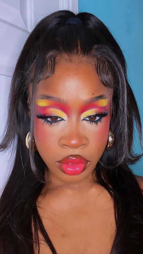 Complicated Eyeshadow Looks, Eyeshadow Pearls, Swirl Eyeshadow, Interesting Makeup Looks, Funky Makeup Creative, Full Cut Crease Eye Makeup, Crazy Eyeshadow Looks, Half Cut Crease Eye Makeup, Creative Makeup Looks Inspiration