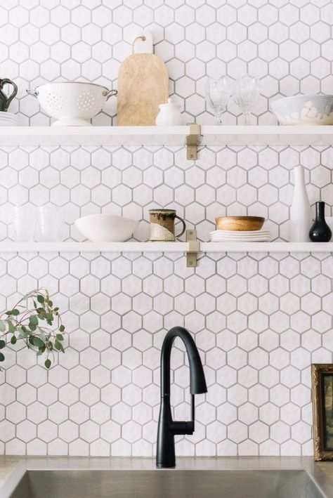 modern hexagon backsplash #backsplashtile #backsplashideas #kitchendesign #hexagontiles Gray Grout, Interior Remodeling, Hexagon Backsplash, Beautiful Backsplash, White Tile Backsplash, Kitchen Glass, Kitchen Backsplash Designs, White Backsplash, Backsplash Designs