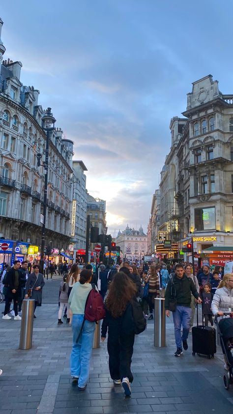 Leicester Square London Aesthetic, Busy London Street, Leicester Aesthetic, Covent Garden Aesthetic, London Shopping Aesthetic, Uk Vibes, London City View, Leicester Square London, London Nightlife