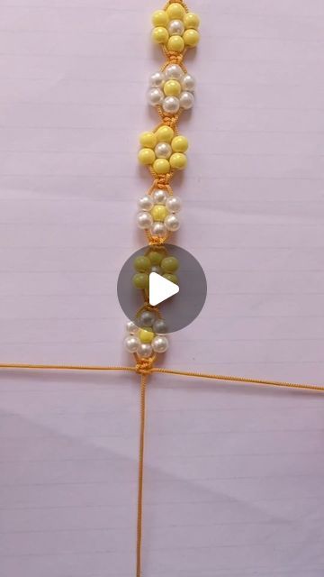 Hand Craft Bracelet, Macrame Bead Bracelet Diy, Easy Bracelet Patterns With Beads, Diy Seed Bead Bracelet Tutorials, How To Make A Beaded Bracelet, Diy Daisy Bracelet, Flower Bracelet With Beads, Diy Ankle Bracelets, How To Make Beaded Bracelets