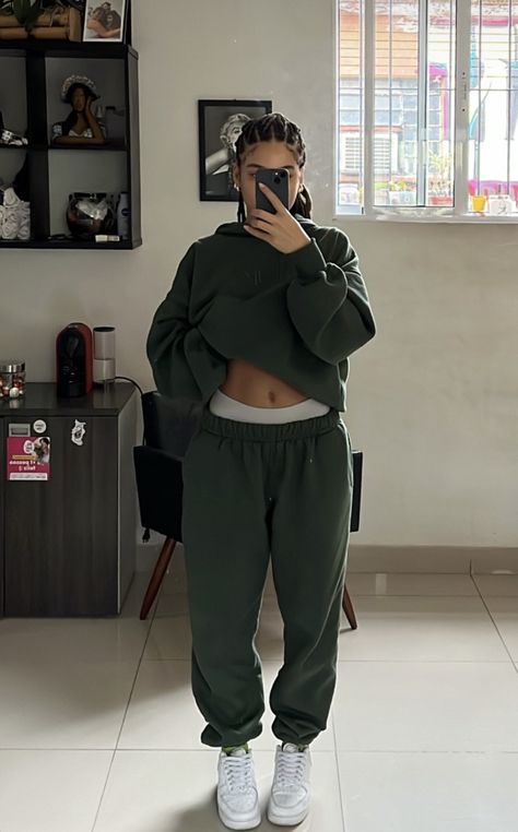 Comfy Sporty Outfits Winter, Green Athleisure Outfit, Athleisure Outfits Aesthetic, Sporty Outfits Winter, Comfy Sporty Outfits, Green Athleisure, Sweat Set Outfits, Lululemon Fits, Outfit Sport