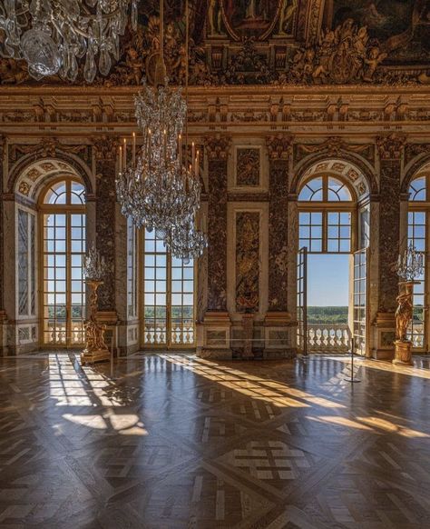 Victorian Ballroom Aesthetic, Bridgerton Castle, Castle Wedding Aesthetic, Royalty Room, Big Palace, Tower Bedroom, Castle Aesthetic Interior, Palace Aesthetic, Architecture Castle