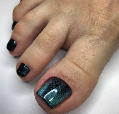 Black Toenails With Glitter, Dark Green Pedicure, Green Pedicure, Green Toe Nails, Bartender Outfit, Hoco Nails, Pin Trest, Toe Nail Color, Pedicure Nail Art