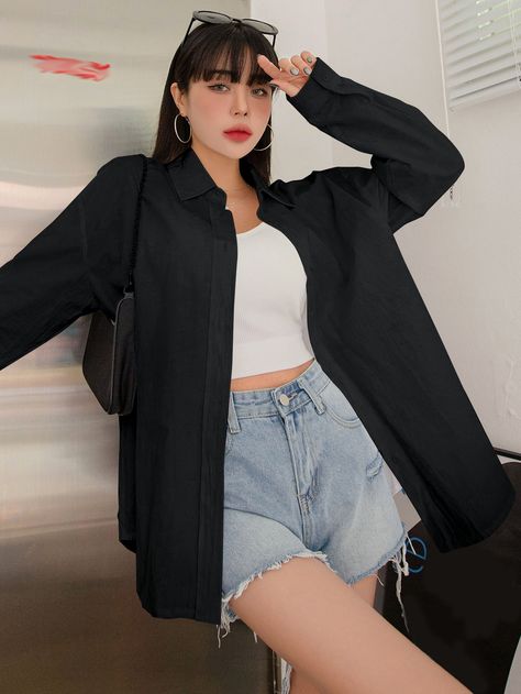 Black Shirt Outfits For Women, Black Shirt Women Aesthetic, Black Buttoned Shirt Outfit, Long Sleeve Black Button Up Shirt Outfit, Botten Up Shirts Outfits Women, Black Oversize Shirt Outfit, Long Black Button Up Shirt Outfit, Black Button Down Shirt Outfit Casual, Outfits With Black Shirts Women