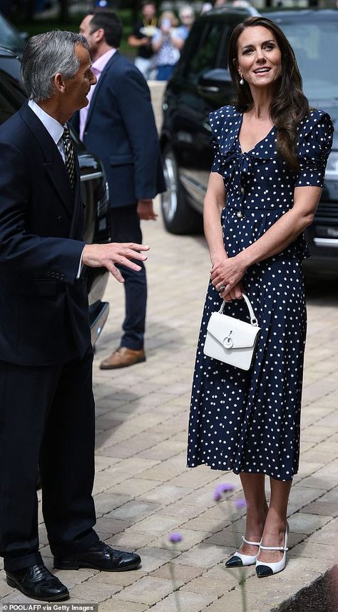 Style Kate Middleton, Düşes Kate, Dots Outfit, Navy Polka Dot Dress, Kate Middleton Dress, Polka Dots Outfit, Style Royal, Estilo Real, Princess Catherine