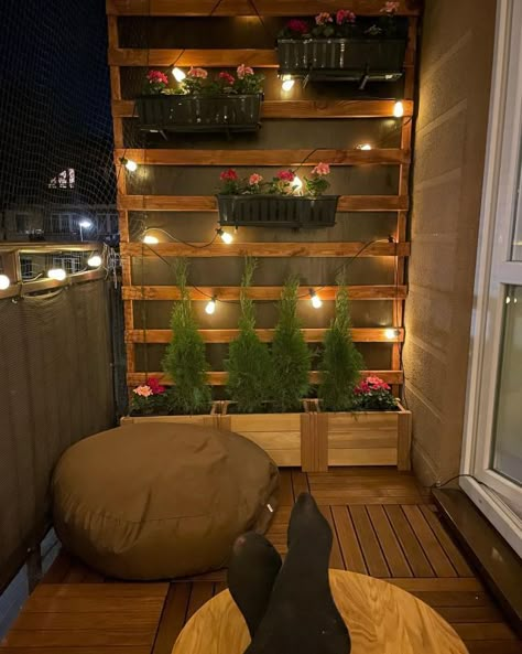 Balcony Garden Idea Wall Planter Decor, Wall Planter Ideas, Decoration Ideas With Flowers, Balcony Decoration Ideas, Balcon Mic, Cozy Small Balcony, Balcony Decor Ideas, Planter Decor, Garden Wall Designs