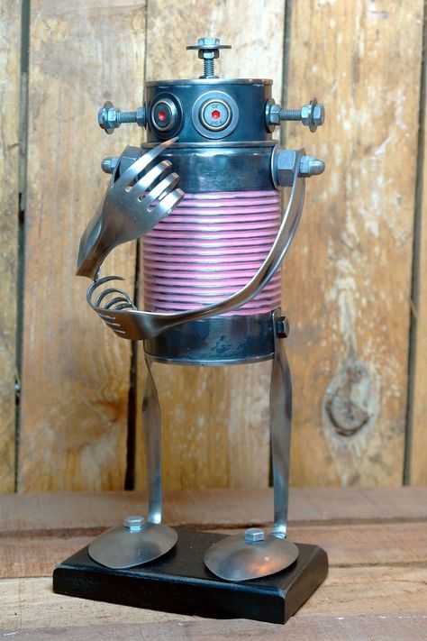 Scrap Metal Robots Junk Art, Robot Sculpture Diy, Robot Recycled Materials, Projects With Recycled Materials, Metal Robots Junk Art, Junk Robots Recycled Art, Can Robot, Aluminum Can Flowers, Tin Can Robots