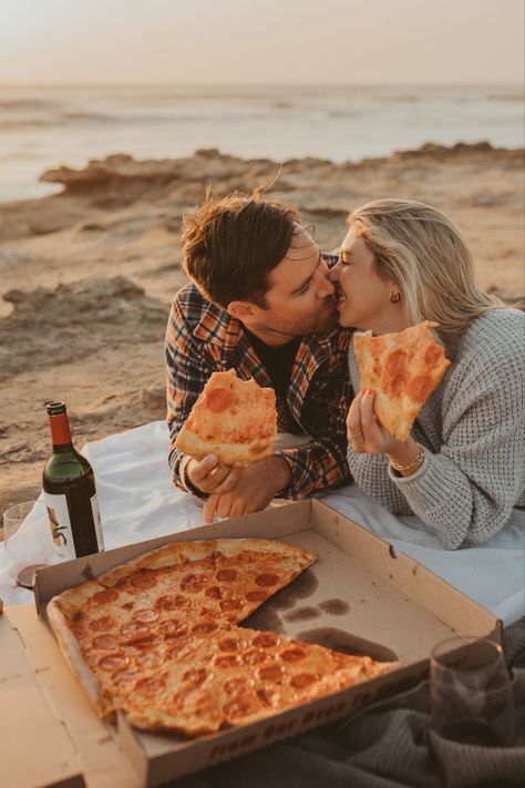 pizza and wine romantic cute fun beach date night idea in san diego california Beach Engagement Photos Pizza, Beach Date Photoshoot, Beach Pizza Picnic, Beach Picnic Photos, Fun Beach Photoshoot, Couple Beach Picnic, Cheese Pizza Aesthetic, Couples Beach Picnic, Beach Picnic Engagement Photos