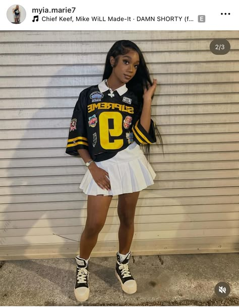 Softball Jersey Outfit, Hbcu First Day Outfit, Jersey Outfit Ideas For Black Women, Outfit Ideas With Jerseys, College Fdoc Outfit Hbcu, Fdos Outfits Hbcu, Jersey Skirt Outfit Black Women, Cropped Jersey Outfit Black Women, Homecoming Fits Hbcu