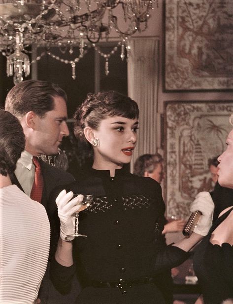 Audrey Hepburn at a party in San Francisco. Photo by Slim Aarons, c.1954 Audrey Hepburn Wallpaper, Audrey Lombard, Audrey Hepburn Pictures, Aubrey Hepburn, Audrey Hepburn Inspired, Audrey Hepburn Photos, San Francisco Photos, Audrey Hepburn Style, Slim Aarons