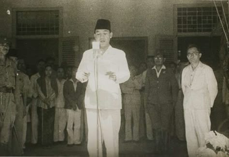 Proklamasi Kemerdekaan RI oleh Bung Karno, di Pegangsaan Timur Jakarta, 17 Augustus 1945. Indonesian Independence, Bung Karno, Best Nature Wallpapers, Youth Leader, 17 Agustus, Kpop Drawings, Support Network, History Pictures, Nagasaki