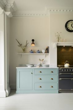 Country Living Room Design, Light Blue Kitchens, Devol Kitchens, Country Kitchen Designs, Blue Kitchen Cabinets, French Country Living Room, Bedroom Decorating Ideas, Blue Cabinets, Classic Kitchen