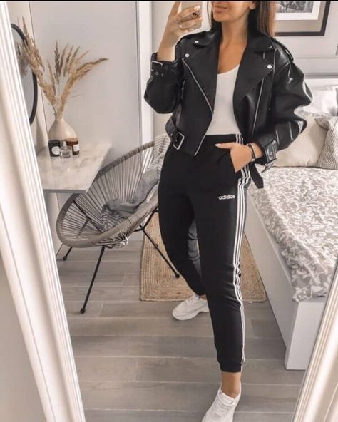 How To Style Adidas Pants, Adidas Outfits For Women, Adidas Superstar Outfit Winter, Black Adidas Pants Outfits, Adidas Pants Outfit Fashion, Adidas Outfit Ideas, Women Adidas Outfit, Tapered Pants Outfit, Red Adidas Pants