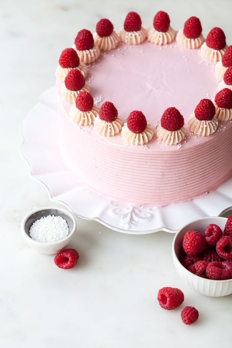 Birthday Cake With Raspberries, Strawberry And Raspberry Cake, Cake Decorated With Raspberries, Raspberry Decorated Cake, Raspberry Cake Aesthetic, Raspberry Cake Decoration, Cheesecake Buttercream, Cake With Jam, Raspberry Layer Cake