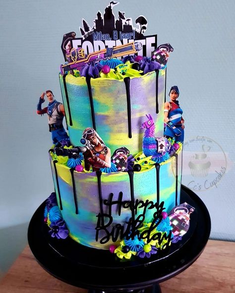 𝗙𝗼𝗿𝘁𝗻𝗶𝘁𝗲 Milan vierde zijn 9e verjaardag met een stoere Fortnite stapeltaart.... hoe gaaf is dat!!!! Deze taart is voor 21/28 personen en is gevuld met vanillecreme en aardbeienjam. www.cccupcakes.nl #cakeofftheday #happybirthday #cakestyling #lovetobake #instacakers #fortnite #fortnitecake #cakesofinstagram #tiercake #treatyourself #cakesoninstagram #cakestyle #homebakery #cakeart #cakestagram #stapeltaart #instafood #instacake #instabaker #instabakery #cakeporn #foodporn  #foodlovers... Fortnite Ice Cream Cake, Fortnight Cake, Fortnight Birthday, Fortnite Birthday Cake, Fortnite Cake, 2 Layer Cakes, Fortnite Birthday Party, 10 Birthday Cake, Battle Field