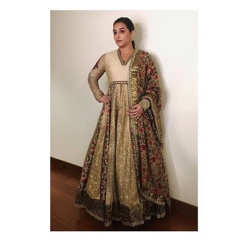 For the Kaifi Azmi centenary celebrations & mehfil , Outfit @debyaniandco Hair @bhosleshalaka Make Up @shre20 Styled by… Vidya Balan Outfits, Kaifi Azmi, Anarkali Frock, Plain Dresses, Indo Western Gown, Long Kurtis, Dresses Printed, Indo Western Dress, Vidya Balan