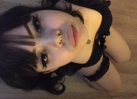 Light Goth, Idk Aesthetic, Pillow Princess, Makeup Light, Goth Gf, Romantic Goth, Cartoon Profile Pictures, Goth Makeup, Pretty Lights