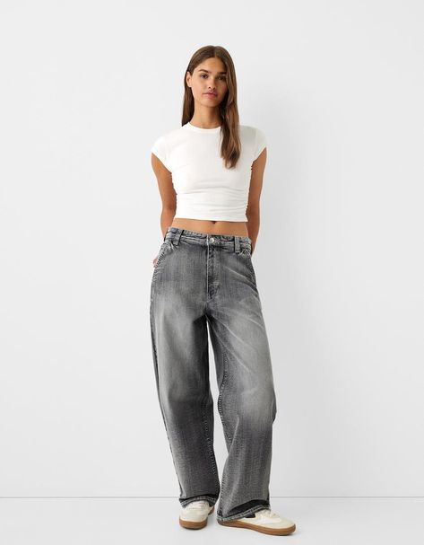 Skater jeans. Available in light blue, green, grey, black, blue. Bershka Outfit, Top Jean, Bershka Jeans, Skater Jeans, Jumpsuit Trousers, Jeans For Women, Relaxed Fit Jeans, Jean Grey, Jeans Jumpsuit