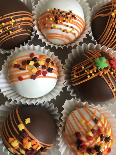 Cake Pops Fall, Maple Cake Pops, Thanksgiving Cake Pops Easy, Fall Themed Bake Sale, Thanksgiving Desserts To Sell, Thanks Giving Cakepops, Thanksgiving Oreo Balls, Chocolate Covered Thanksgiving Treats, Thanks Giving Chocolate Covered Treats