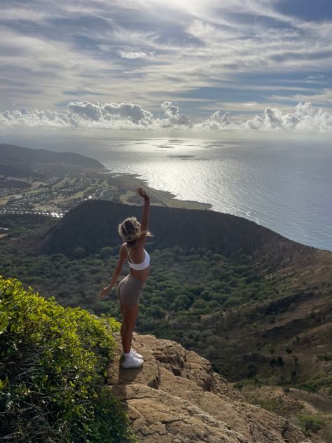 Oahu Hawaii hike views fun activities Cute Hiking Photos, Hawaii Inspo Pics, Hawaii Poses, Hike Photos, Hiking Instagram Pictures, Oahu Hawaii Aesthetic, Hawaii Picture Ideas, Hiking Photo Ideas, Hike Pictures