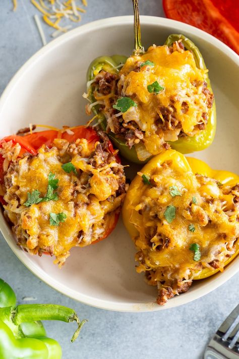 This timeless dish is incredibly easy to make. All it takes is to stuff bell peppers with a mix of meat, rice, vegetables, and spices. This makes a flavor-packed dinner with all your favorites inside a veggie shell. Sheet Pan Bell Peppers, Easy Stuffed Peppers Recipe, Stuffed Bell Peppers Mexican, Flavorful Stuffed Bell Peppers, Stuff Bell Pepper Recipes, Low Carb Stuffed Bell Peppers, Stuffed Bell Peppers Deconstructed, Ground Turkey Stuffed Bell Peppers, Stuffed Bell Peppers Damn Delicious