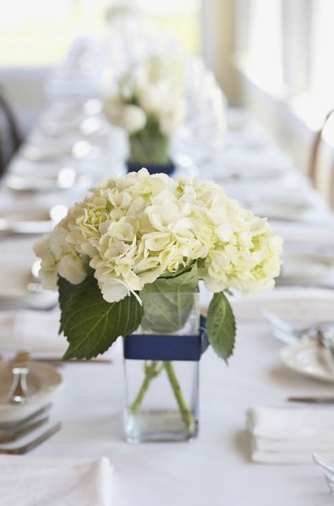 diy-centerpiece Picture Wedding Centerpieces, White Hydrangea Centerpieces, Wedding Color Schemes Blue, Purple Wedding Centerpieces, Hydrangea Centerpiece, Simple Wedding Centerpieces, White Hydrangeas, Diy Wedding Flowers, Long Table