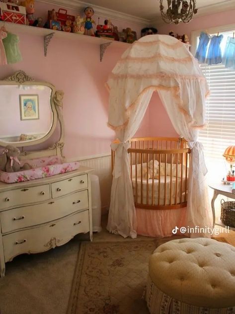 Old Fashioned Nursery, Modern Day Princess, Interior Room Decoration, Interior Decorating Living Room, Living Room Ornaments, Baby Room Inspiration, Nursery School, Hall Decor, Decorating Shelves