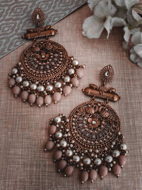 Earrings For Lehenga, Jhumkas Aesthetic, Capsule Wardrobe Jewelry, Bridal Chura, Ear Pieces, Indian Jewelry Earrings, Gold Bangles For Women, Bridesmaid Saree, Feminine Elegance