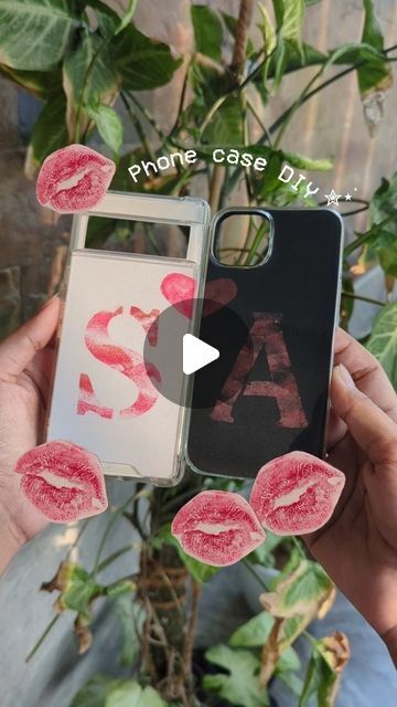 Zeni Art ‧₊˚DIY with me ༘⋆ on Instagram: "Diy idea💄 💋 @zeni.art_ follow me  Inspired by @lilirovee & @yano4kaa.a  The kisses tshirt are so cute and even viral. This kisses phone case with your and your partner's initial is just as cute 😍 and easy to make and match your bf/gf/bestie. Completing it with a heart in the middle with lipstick thumb prints felt just the right thing to do ❤️  Small tip ✨: You can find "letter stencils" on @pinterest @pinterestindia for this diy. You can print them or use them as a guide. . . . . . . . . . . Tags: {Couple goals, bestie goals, matching with bestie, matching with him/her, kiss tshirt diy, kiss print diy, kiss print aesthetic, phone case diy idea, matching phonecases, matching accessories, outfits} #fyp #fypシ #fy #explore #diy #giftsforher #bestieg Diy Phone Case Ideas Aesthetic, Matching Phone Cases Aesthetic, Couple Phone Cases Aesthetic, Matching With Bestie, Aesthetic Phone Case Diy, Kisses Tshirt, Kiss Phone Case, Couple Phone Cases, Colored Pencil Artwork Ideas