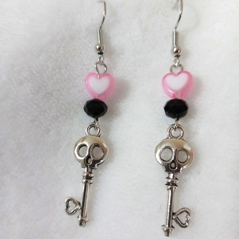 Gothic Skeleton Key Pink Heart Earrings Pink And Black Accessories, Pink And Black Earrings, Draculaura Jewelry, Draculaura Core, Pink Grunge Aesthetic, Emo Earrings, Pastel Goth Earrings, Gothic Skeleton, Cats Eye Ring