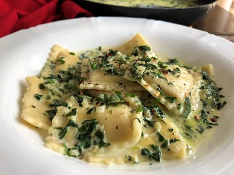 Ravioli in Creamy Garlic and Spinach “White” Sauce - The Kitchen Docs Ravioli Recipe Sauce, Spinach Ravioli Recipe, Ravioli Sauce Recipe, Ravioli Sauce, Recipe Sauce, Pasta With Alfredo Sauce, Spinach Ravioli, White Sauce Recipes, White Sauce Pasta