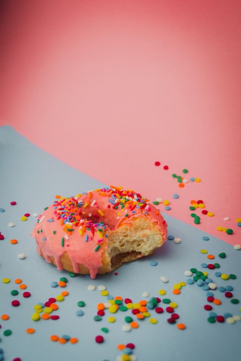 Donut Photography Ideas, Sweets Photography, Candy Photography, Mister Donuts, Food Photography Dessert, Fruit Chip, Food Backgrounds, Homemade Donuts, Donut Party