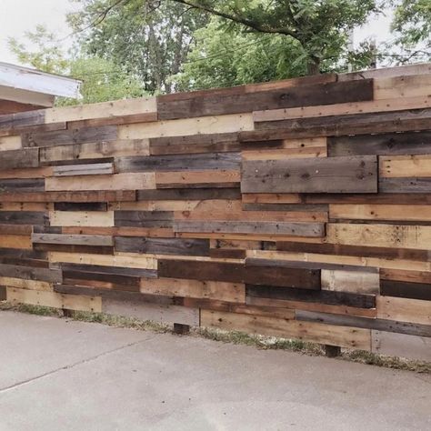 Fence Garden Ideas, Garden Border Fence, Painted Wood Fence, Wood Fence Ideas, Cheap Privacy Fence, Fence Border, Diy Backyard Fence, Metal Fencing, Diy Privacy Fence