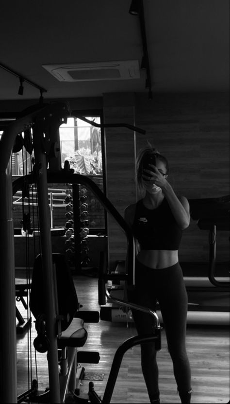 Black And White Health Aesthetic, Gym Workouts Women Images, Gym Astetics Girl, Gym Black And White Aesthetic, Fitness Asethic Girl, Vision Board Black And White Aesthetic, Gym Girl Black Aesthetic, Black And White Workout Aesthetic, Dark Gym Aesthetic Women