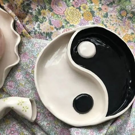 Ceramic Ying Yang, Ying Yang Clay Dish, Space Ceramics Ideas, Clay Crafts Plate, Clay Trays Diy, Polymer Clay Trays, Clay Plates Aesthetic, Ying Yang Clay, Clay Plates Diy