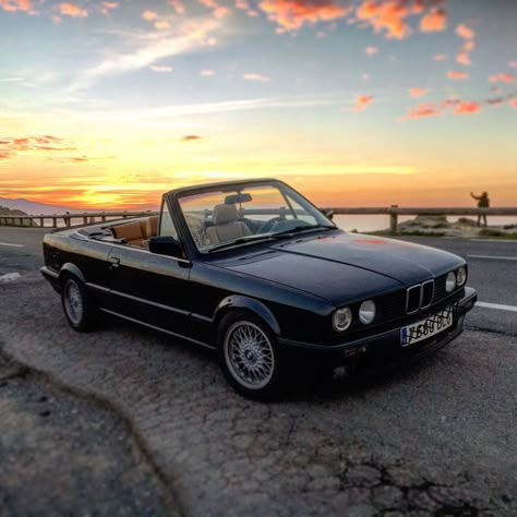 Vintage Bmw Convertible, Vintage Bmw Aesthetic, Bmw E30 Cabrio, Bmw E30 Convertible, Bmw E30 320i, Bmw Cabrio, E30 Convertible, Vintage Car Garage, Old Bmw