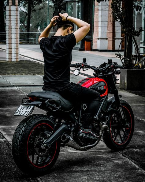 The Man on Ducati Scrambler Customized by The Noctis Ducati Icon, Outfit Cafe, Scrambler Icon, Ducati Motorbike, Ns 200, Scrambler Custom, Race Bike, Bike Race, Dual Sport Motorcycle