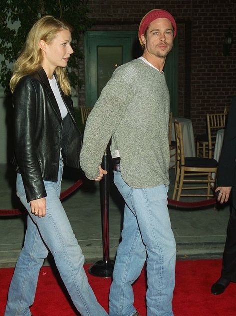 90s fashion:  Brad Pitt wearing baggy jeans and a beanie 90s Jeans Outfit, 1990s Fashion Trends, 90s Couples, Nineties Fashion, The 90s Fashion, 90s Trends, Lauren Hutton, 90s Jeans, Baggy Clothes