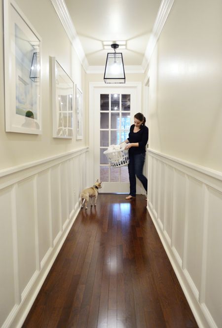 Wall color: Edgecomb Gray by Benjamin Moore | Trim & wainscoting color: Simply White by Benjamin Moore Trim Wainscoting, Lambriseringen Gang, Edgecomb Gray, Wainscoting Styles, Entryway Chandelier, Styl Hampton, Diy Wainscoting, Colour Hallway, Upstairs Hallway