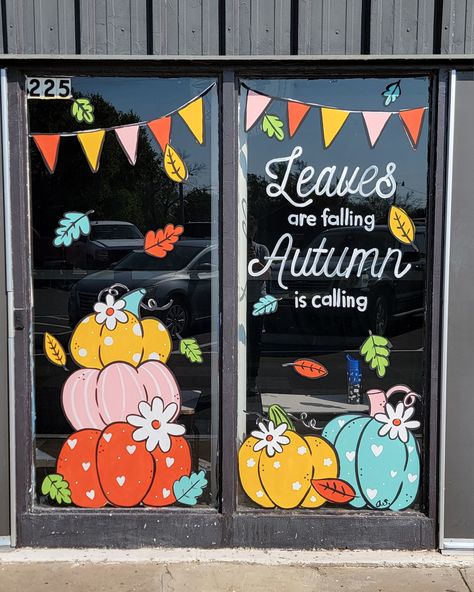 Fall pumpkin window painting Scarecrow Window Painting, Window Chalk Ideas, Turkey Window Painting, Christmas Window Display Paint, Painted Window Display, Fall Window Chalk Art, Thanksgiving Window Painting Ideas, Business Window Painting, Thanksgiving Window Art