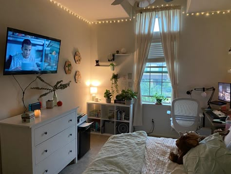 stranger things room Room With Tv Aesthetic, Tv Ideas For Bedroom, Stranger Things Bedroom, Dresser And Tv, Stranger Things Room, Tv Dresser, Room With Tv, Tv Bed, Comfy Bedroom