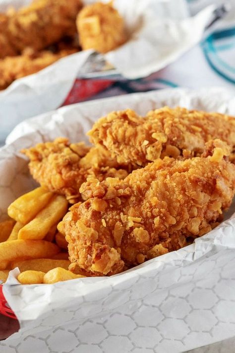 Crispy on the outside and juicy on the inside, our homemade chicken tenders are full of flavor and texture. #chicken #friedchicken #dinner #lunch #homemade #chickentenders #fingerfood #summer #picnicfood #chickenbites #crispy via @berlyskitchen Restaurant Chicken, Homemade Chicken Tenders, Easy Fried Chicken, Chicken Tenders Recipe, Fried Chicken Tenders, Crispy Chicken Tenders, Chicken Tender Recipes, Videos Cooking, Chicken Strips