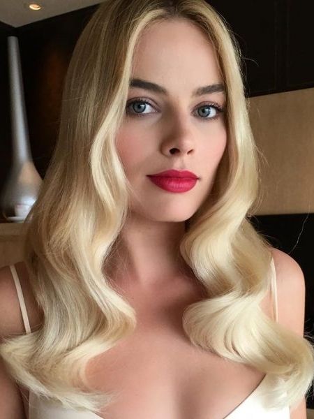 Margot Robbie credits her glam squad for her secret: “Every time I go to an event they have like clip-in hair extensions to thicken it up, not necessarily for length but just to thicken it up to make it look fuller than it is. So it’s not me, it’s a magical hair stylist making it look good,” she explained. Margot Robbie Makeup, Margot Robbie Hair, Model Tips, Wedding Hairstyles And Makeup, Margot Robbie Harley Quinn, Celebrity Beauty, Middle Part, Red Lipstick, Wedding Hair And Makeup